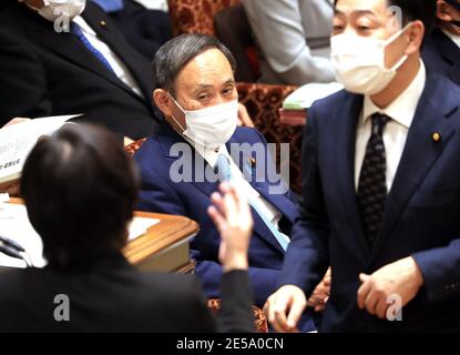 Tokio, Japan. Januar 2021. Der japanische Premierminister Yoshihide Suga beobachtet einen oppositionellen Gesetzgeber bei der Sitzung des Haushaltsausschusses des Oberhauses am Mittwoch, dem 27. Januar 2021, beim Nationaldiät in Tokio. Das Unterhaus hat am 26. Januar den dritten Nachtragshaushaltsplan für das Geschäftsjahr 2020 verabschiedet. Quelle: Yoshio Tsunoda/AFLO/Alamy Live News Stockfoto