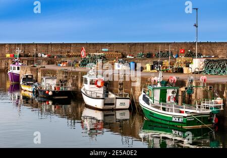 FINDOCHTY MORAY KÜSTE SCHOTTLAND FISHERMENS CREELS ODER HUMMERTÖPFE UND FÜNF FISCHERBOOTE IM HAFEN Stockfoto