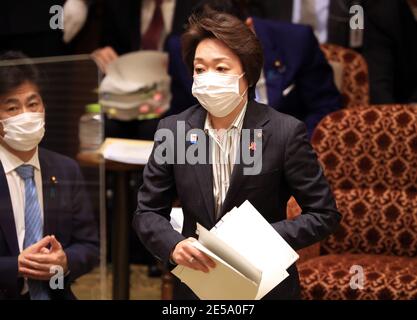 Tokio, Japan. Januar 2021. Der japanische Olympiaminister Seiko Hashimoto beantwortet eine Frage bei der Sitzung des Haushaltsausschusses des Oberhauses am Mittwoch, den 27. Januar 2021, im Nationaldiät in Tokio. Das Unterhaus hat am 26. Januar den dritten Nachtragshaushaltsplan für das Geschäftsjahr 2020 verabschiedet. Quelle: Yoshio Tsunoda/AFLO/Alamy Live News Stockfoto