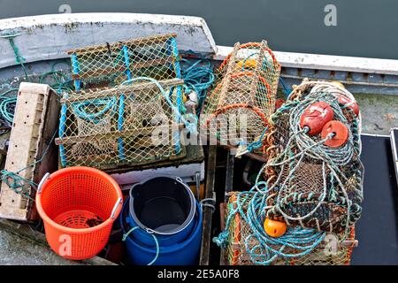 FINDOCHTY MORAY KÜSTE SCHOTTLAND FISHERMENS CREELS ODER HUMMERTÖPFE UND AUSRÜSTUNG AUF EINEM BOOT GELAGERT Stockfoto