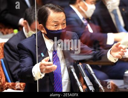 Tokio, Japan. Januar 2021. Der japanische Finanzminister Taro Aso beantwortet eine Frage auf der Sitzung des Haushaltsausschusses des Oberhauses am Mittwoch, dem 27. Januar 2021, im Nationaldiät in Tokio. Das Unterhaus hat am 26. Januar den dritten Nachtragshaushaltsplan für das Geschäftsjahr 2020 verabschiedet. Quelle: Yoshio Tsunoda/AFLO/Alamy Live News Stockfoto