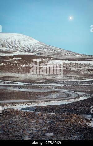 Straße zum Langjokull Gletscher in Island im Winter, Autofahren im Hintergrund Stockfoto