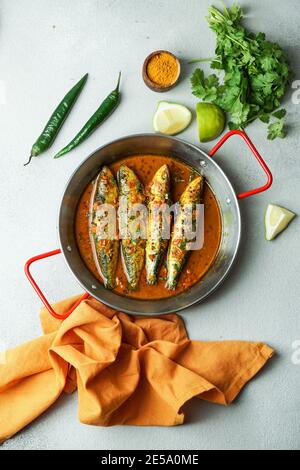 indischer Fischcurry, Sardine mit schwarzem Senf sauсe Stockfoto