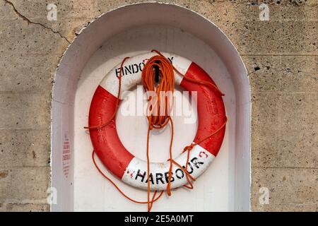 FINDOCHTY MORAY COAST SCOTLAND RETTUNGSRING AN DER HAFENMAUER Stockfoto