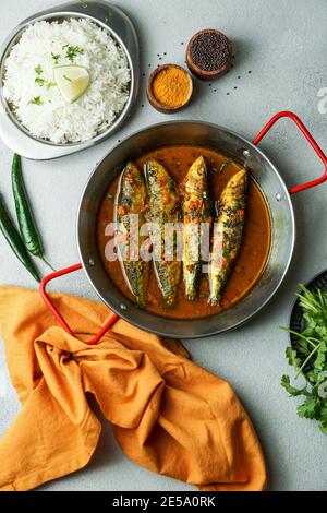 indischer Fischcurry, Sardine mit schwarzem Senf sauсe Stockfoto