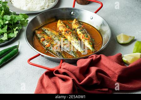 indischer Fischcurry, Sardine mit schwarzem Senf sauсe Stockfoto