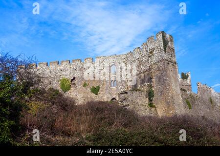 Manorbier Castle in Pembrokeshire South Wales UK, das ein 11. Jahrhundert normannische Festung Ruine und ein beliebtes Reiseziel Touristenattraktion landmar Stockfoto