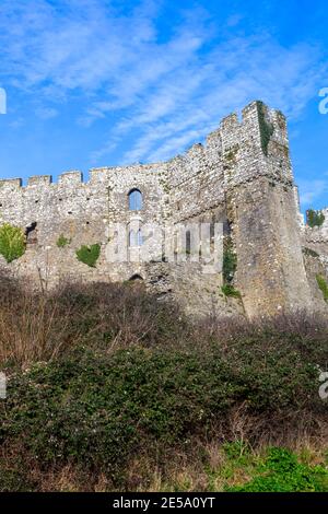 Manorbier Castle in Pembrokeshire South Wales UK, das ein 11. Jahrhundert normannische Festung Ruine und ein beliebtes Reiseziel Touristenattraktion landmar Stockfoto