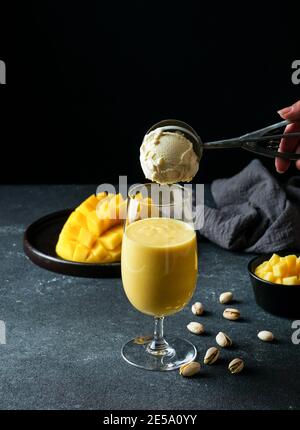 Mango Mastani, indische Street Food Mango Saft und Eis Shake Stockfoto