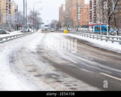 Rutschige Straße auf der Straße in der Stadt Moskau auf kalt bedeckt Wintertag Stockfoto