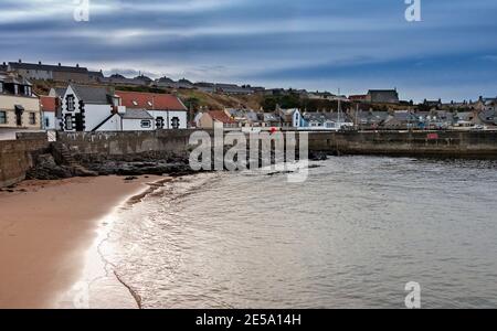 FINDOCHTY MORAY COAST SCOTLAND DAS DORF BEHERBERGT DIE HAFENMAUER UND KLEINER SANDSTRAND Stockfoto