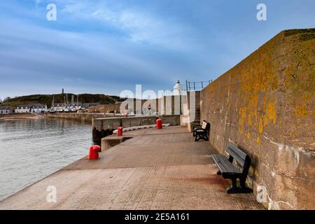 FINDOCHTY MORAY COAST SCOTLAND DAS DORF BEHERBERGT DIE HAFENMAUER WEISSER LEUCHTTURM UND FISCHERSCHALEN ODER HUMMERTÖPFE Stockfoto