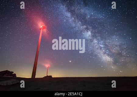 Windrad-Pflanzen in der Nacht auf einem Berg Stockfoto