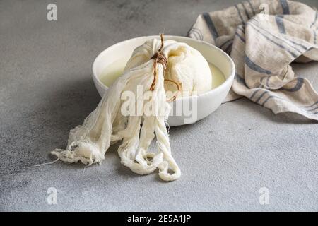 Hüttenkäse hausgemachte Zubereitung, traditioneller Prozess der Tvorog-Produktion aus griechischem Joghurt Stockfoto