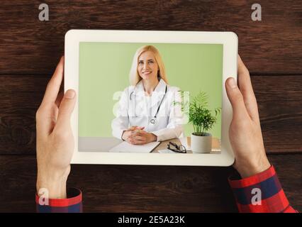 Therapeutin Frau im Gespräch mit männlichen Patienten per Videoanruf Digitales Tablet Stockfoto