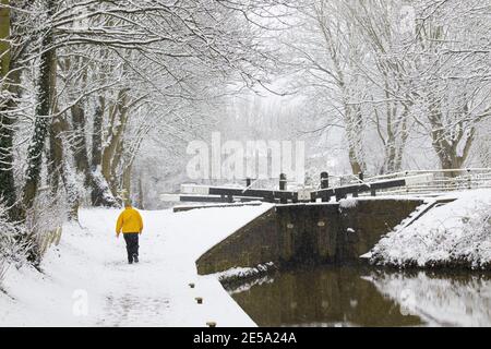 Die schneebedeckte Szene entlang des Coventry Kanals in der Nähe von Atherstone, North Warwickshire. Im Bild sind Wanderer entlang des Kanals in der Nähe des Zentrums von Atherstone Town. Stockfoto