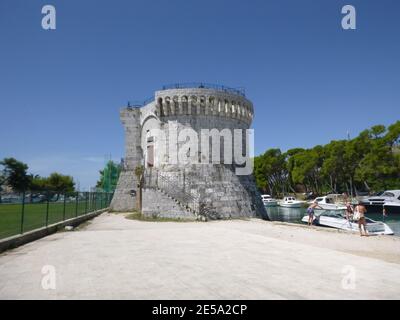 TROGIR, KROATIEN - 01. Aug 2015: Der Markusturm in Trogir, Kroatien war ein Teil der Burg Kamerlengo, die durch eine Verteidigungsmauer verbunden war. Heute Separ Stockfoto