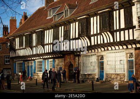 Grade I denkmalgeschütztes mittelalterliches Gebäude York St Williams College hinter York Minster erbaut 1465 als Unterkunft für York Minster's Chantry Priester Stockfoto