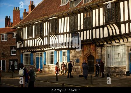 Grade I denkmalgeschütztes mittelalterliches Gebäude York St Williams College hinter York Minster erbaut 1465 als Unterkunft für York Minster's Chantry Priester Stockfoto