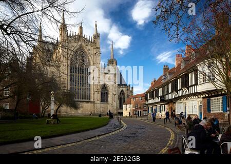 Grade I denkmalgeschütztes mittelalterliches Gebäude York St Williams College hinter York Minster erbaut im Jahr 1465 für eine Unterkunft in York Minster's Chantry Priester Stockfoto