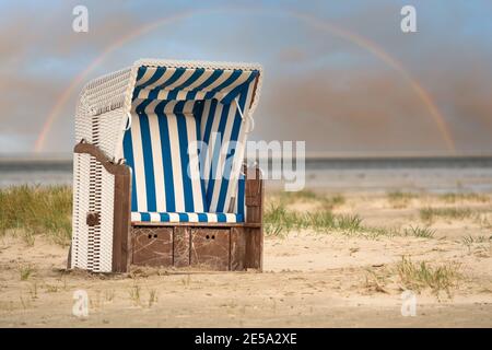 Nahaufnahme einer Strandliege an der Küste regenbogen Hintergrund Stockfoto
