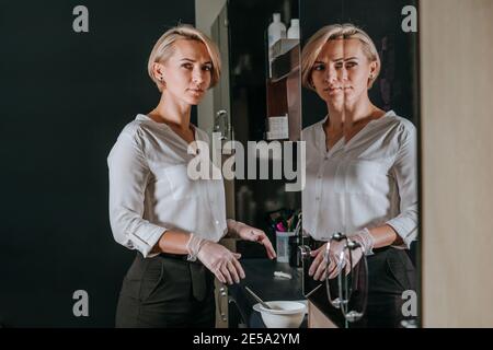Professioneller Friseur Vorbereitung Haarfärbemittel im Friseursalon Stockfoto