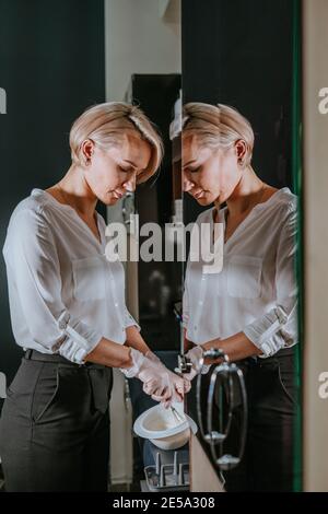 Professioneller Friseur Vorbereitung Haarfärbemittel im Friseursalon Stockfoto
