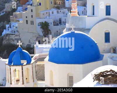 Typisch griechische Kirche mit Blauer Kuppel und Glockenturm in Santorini, Griechenland Stockfoto