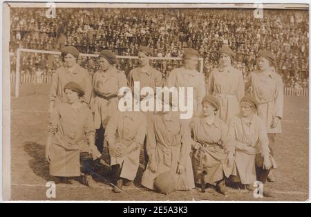 Gruppenfoto der Frauen-Fußballmannschaft aus der Zeit des Ersten Weltkriegs, aufgenommen im Stadion Stockfoto