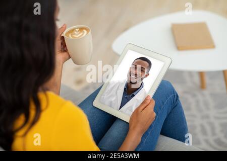 Medizinische Online-Beratung. Frau Mit Videoanruf Beim Arzt, Mit Digitalem Tablet Stockfoto