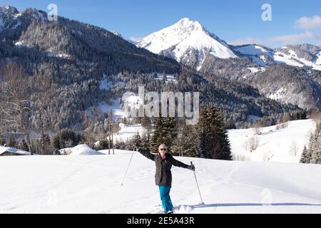 Schneeschuhwanderer mit schneebedecktem Berghintergrund Stockfoto