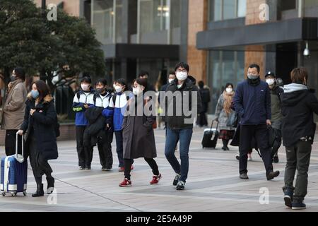 Sendai, Miyagi, Japan. Dezember 2020. Menschen mit Maske als vorbeugende Maßnahme gegen Covid19 Spaziergang in der Nähe des Sendai Bahnhof 27. Dezember 2020 der letzte Tag des Go to Travel Programms in Japan. Am letzten Tag des Programms kehren viele Menschen von Reisen in andere Präfekturen nach Hause zurück. Japan hat das Go To Travel Programm landesweit vom 28. Dezember 2020 bis zum 7. Februar 2021 eingestellt. Kredit: Takimoto Marina/SOPA Images/ZUMA Wire/Alamy Live Nachrichten Stockfoto