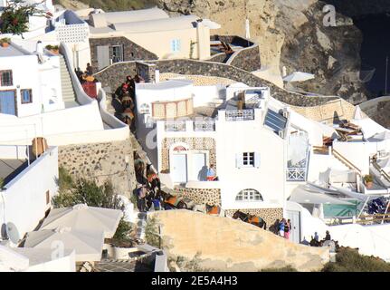 SANTORINI, GRIECHENLAND-OKTOBER 3:Beliebte Valdera Villen und kletternde Esel.Oktober 3,2013 IN Oia, Santorini, Griechenland. Stockfoto