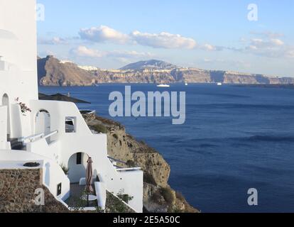 Weiße Bauelemente in Oia, Santorini, Griechenland Stockfoto