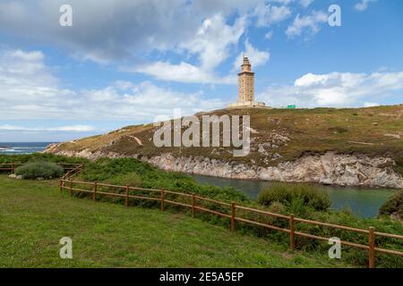 Torre de Hercules in La Coruna, Leuchtturm, der vor 2000 Jahren vom alten römischen Reich erbaut wurde, in einer Meereslandschaft vom Strand Las Lapas im Norden Galis Stockfoto