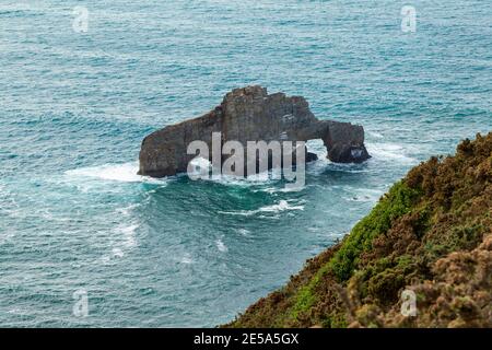 Felsformation auf den Klippen von Punta da Pena Furada, überraschende Meereslandschaft in der Nähe von O Carro Strand, in der Gegend von Ortigueira, im Norden von Galicien, Spanien. Stockfoto