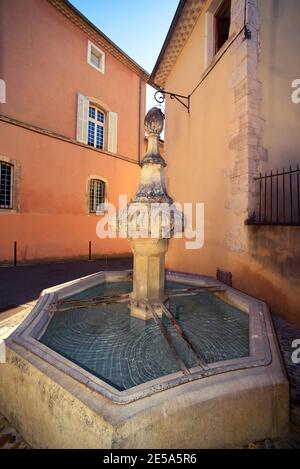 Brunnen im mittelalterlichen Dorf, Frankreich, Provence, Vaucluse, Pernes les Fontaines Stockfoto