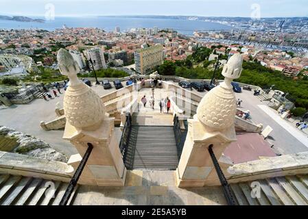 Blick von der Wallfahrtskirche Notre Dame de la Garde auf Stadt und Hafen, Frankreich, Bouches du Rhone, Marseille Stockfoto