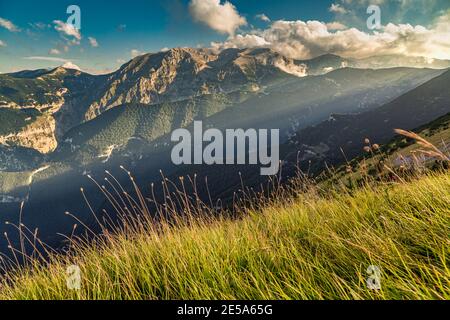 Die letzten Sonnenstrahlen erleuchten den Monte Acquaviva und die Spitze des Murelle-Gebirges der Maiella. Nationalpark Maiella, Abruzzen, Italien Stockfoto