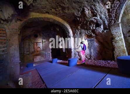 Höhle und kleine Kirche von Carmes, Frankreich, Dept Var, Barjols Stockfoto