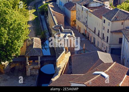 Stadttor Porte Notre Dame mit Brücke über die Nesque und Kapelle, Frankreich, Provence, Vaucluse, Pernes les Fontaines Stockfoto