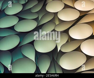 Abstrakter Zylinder und tropfenförmiges Papier hintergrundbeleuchtet. Modernes 3D-Hintergrundbild. Stockfoto