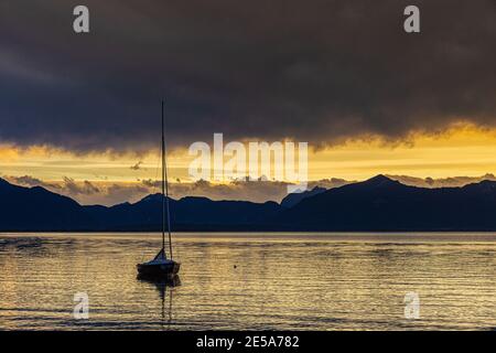 Föhn Sturm über den Nordalpen, Chiemsee im Vordergrund, Deutschland, Bayern, Chiemsee, Seebruck Stockfoto