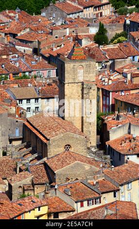 Dächer und Kirche Saint Marcel in der Altstadt, Frankreich, Dept Var, Barjols Stockfoto