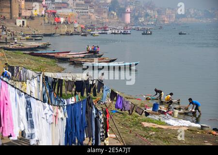 Wäscheleine, Wäscherei, Boote auf dem Ganges River, Ghats, Varanasi, Indien Stockfoto