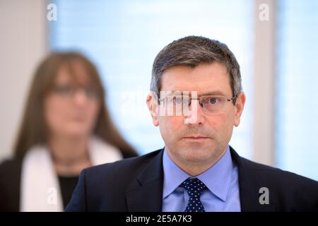 Potsdam, Deutschland. Januar 2021. Uwe Schüler, Staatssekretär im Innenministerium, sitzt während der landtagsversammlung auf dem Sitz des Innenministers. Hinter ihm sitzt Katrin lange (SPD), Brandenburgische Finanzministerin und für Europa. Quelle: Soeren Stache/dpa-Zentralbild/dpa/Alamy Live News Stockfoto