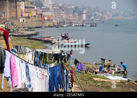 Wäscheleine, Wäscherei, Boote auf dem Ganges River, Ghats, Varanasi, Indien Stockfoto