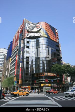 TOKIO, JAPAN-JULI 22:Fujiya Gebäude und viel Verkehr im ginza Einkaufsviertel.Juli 22,2008 in Tokio, Japan. Stockfoto