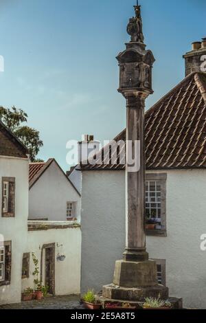 Kopfsteinpflasterstraßen und historische Weiße Häuser am Mercat Cross In Culross Schottland Stockfoto