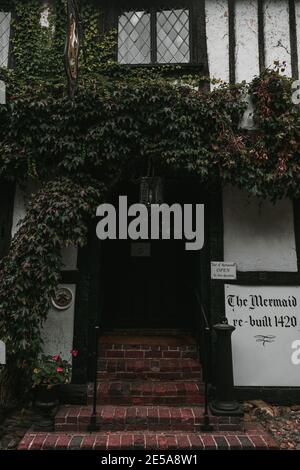 Haupteingang zum Mermaid Inn in Rye, East Sussex, England, Großbritannien. Stockfoto